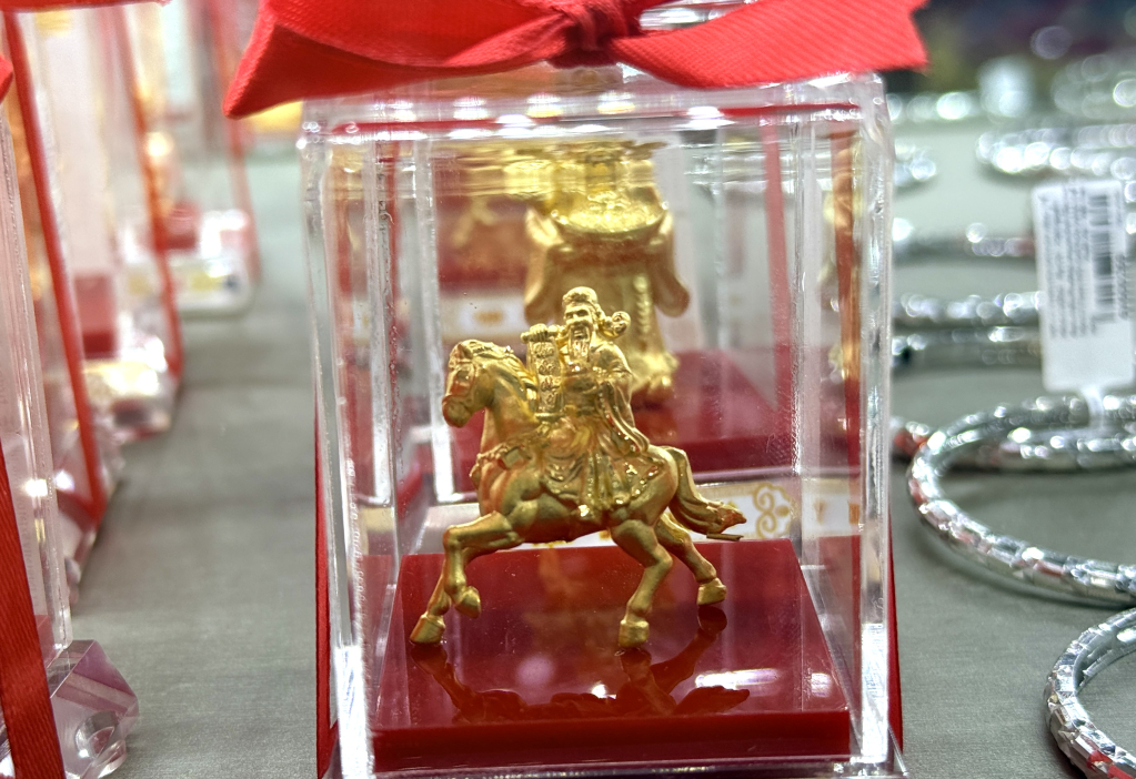 Các mẫu vàng in hình linh vật con ngựa và thần Tài được nhiều khách hàng lựa chọn