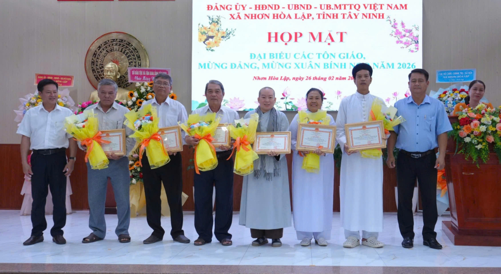 Lãnh đạo xã trao giấy khen cho các cá nhân có thành tích đóng góp trong công tác an sinh xã hội 