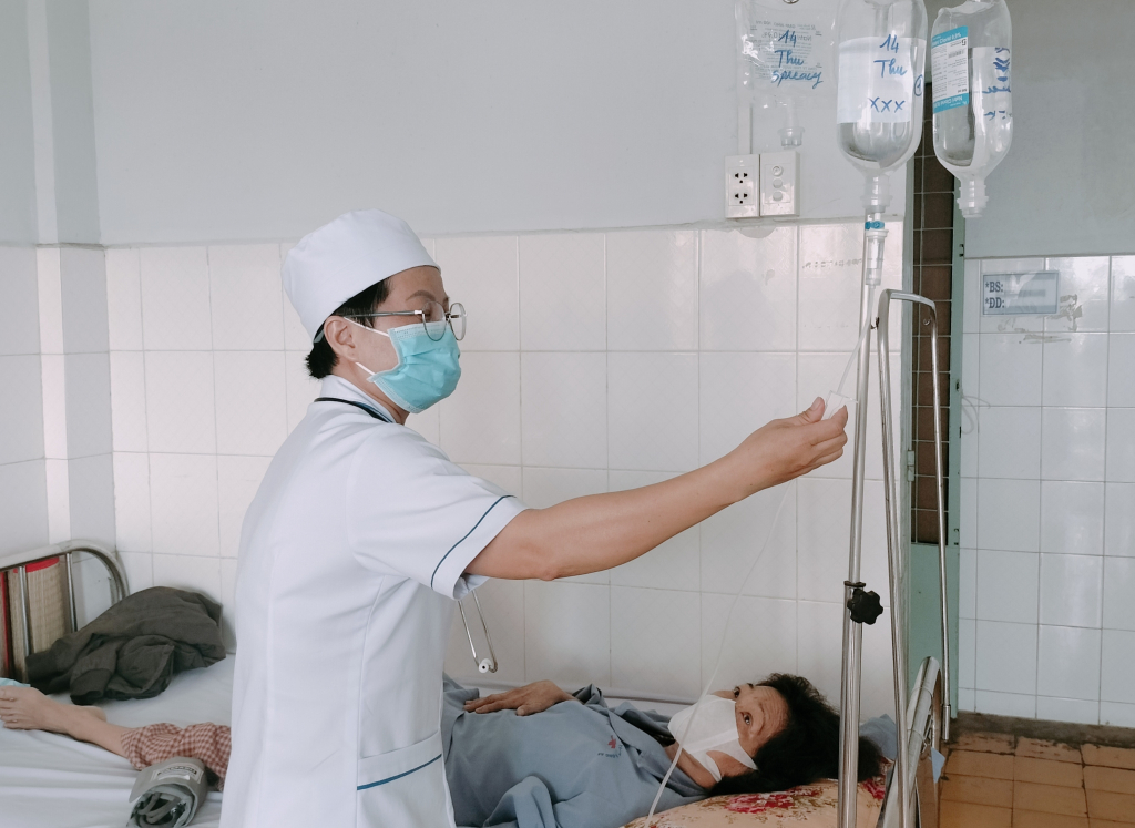 Những thầy thuốc tận t&acirc;m với nghề