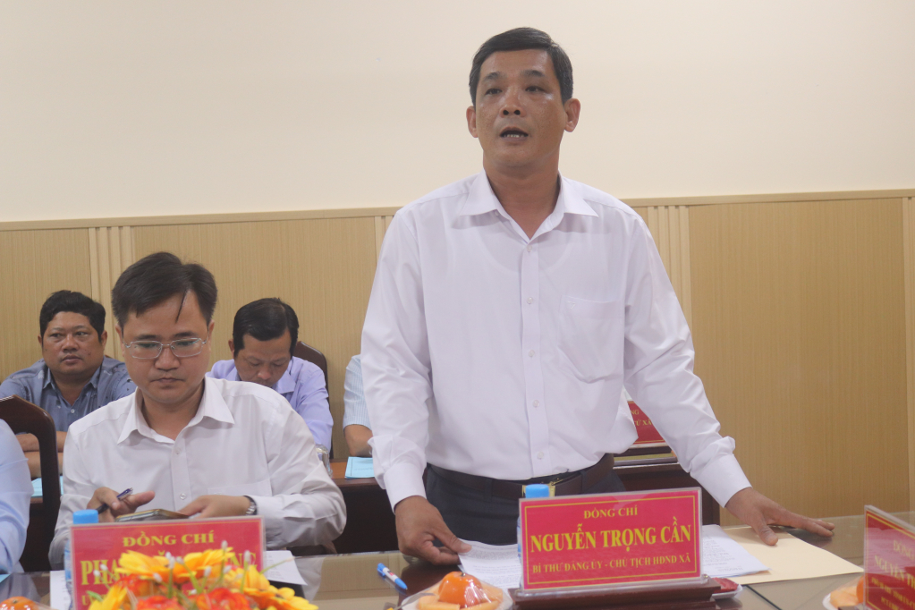Bí thư Đảng ủy, Chủ tịch HĐND xã, Chủ tịch UBBC xã Nguyễn Trọng Cần nêu những khó khăn về cơ sở vật chất trong công tác bố trí khu vực bầu cử 