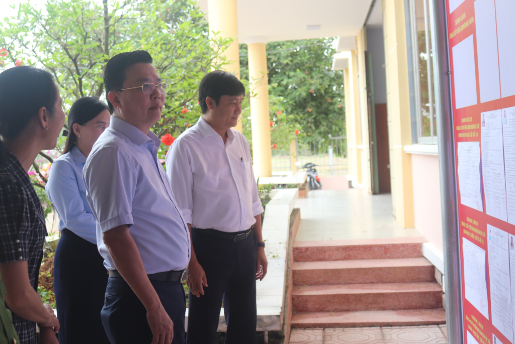 Đoàn công tác kiểm tra tại trụ sở UBND xã Bình Thành