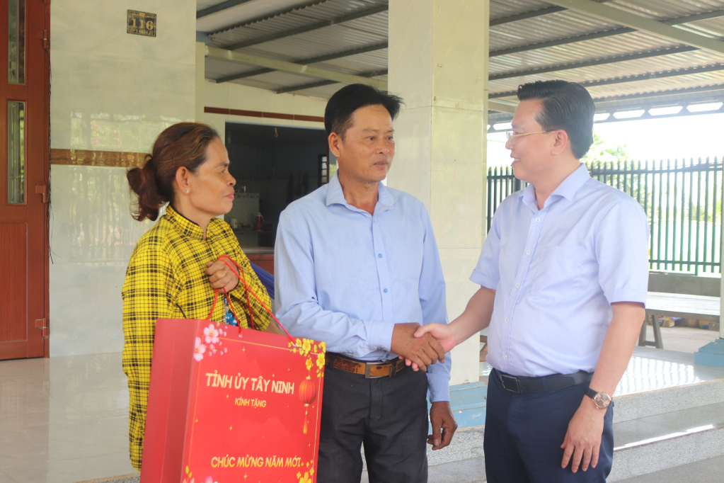 Phó Bí thư Tỉnh ủy, Chủ tịch Ủy ban Mặt trận Tổ quốc Việt Nam tỉnh, Phó Chủ tịch Ủy ban bầu cử tỉnh Nguyễn Thanh Hải cảm ơn hộ dân hỗ trợ địa điểm tổ chức khu vực bỏ phiếu tại ấp Bộ Xô