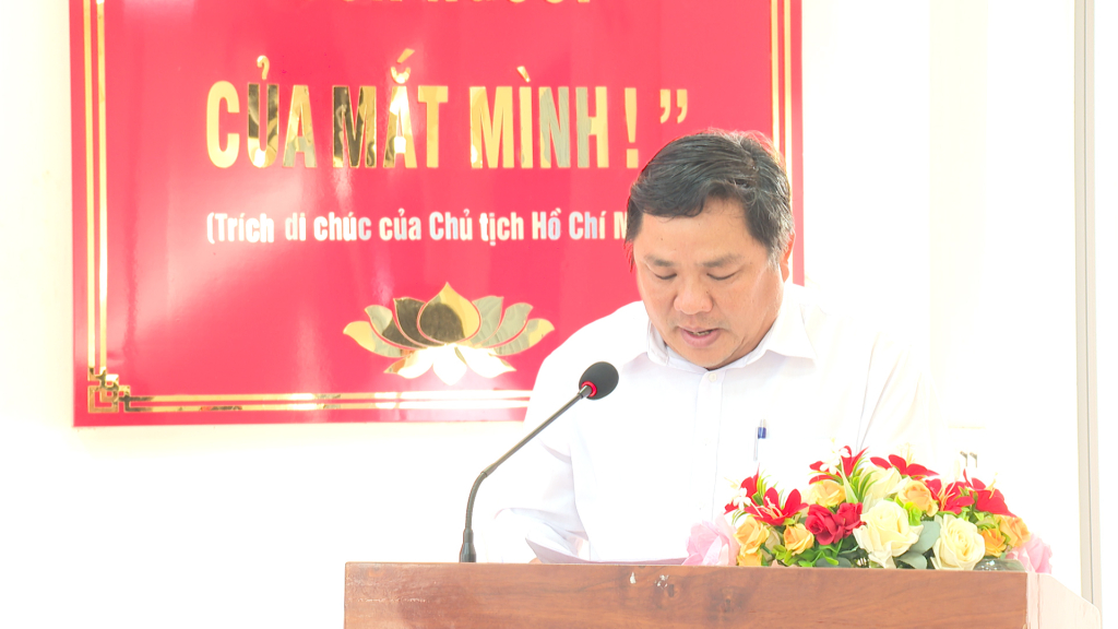 Phó chủ tịch HĐND xã Tầm Vu Nguyễn Minh Trung phát biểu báo cáo tại buổi giám sát, kiểm tra