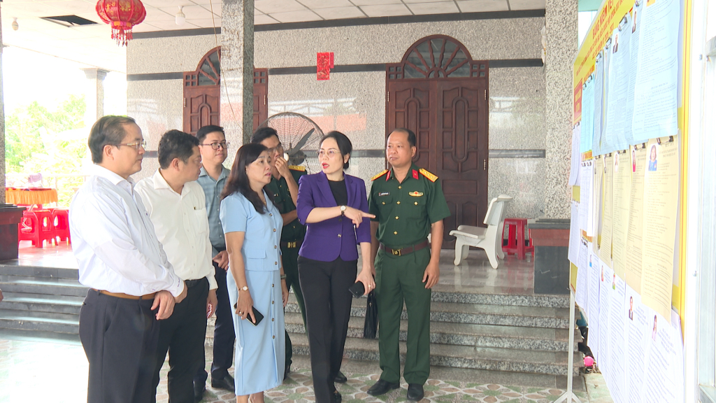 Đoàn công tác cũng tiến hành khảo sát thực tế tại điểm dự kiến đặt khu vực bỏ phiếu