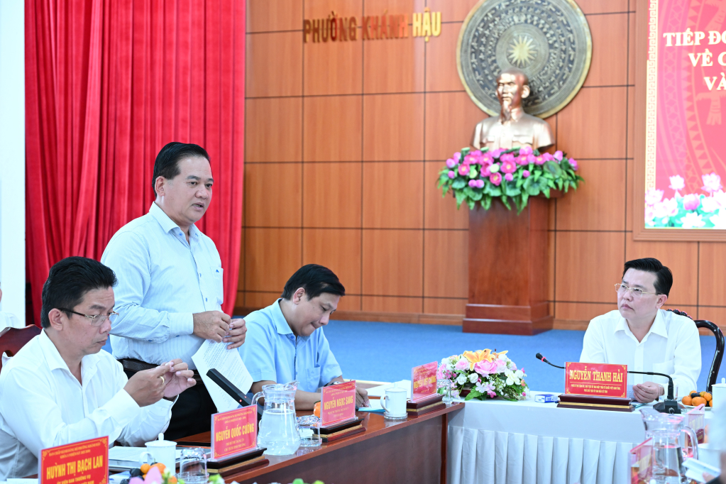 Phó Bí thư Thường trực Đảng ủy, Chủ tịch Ủy ban bầu cử phường Khánh Hậu Nguyễn Ngọc Sang báo cáo côn tác chuẩn bị bầu cử với đoàn công tác