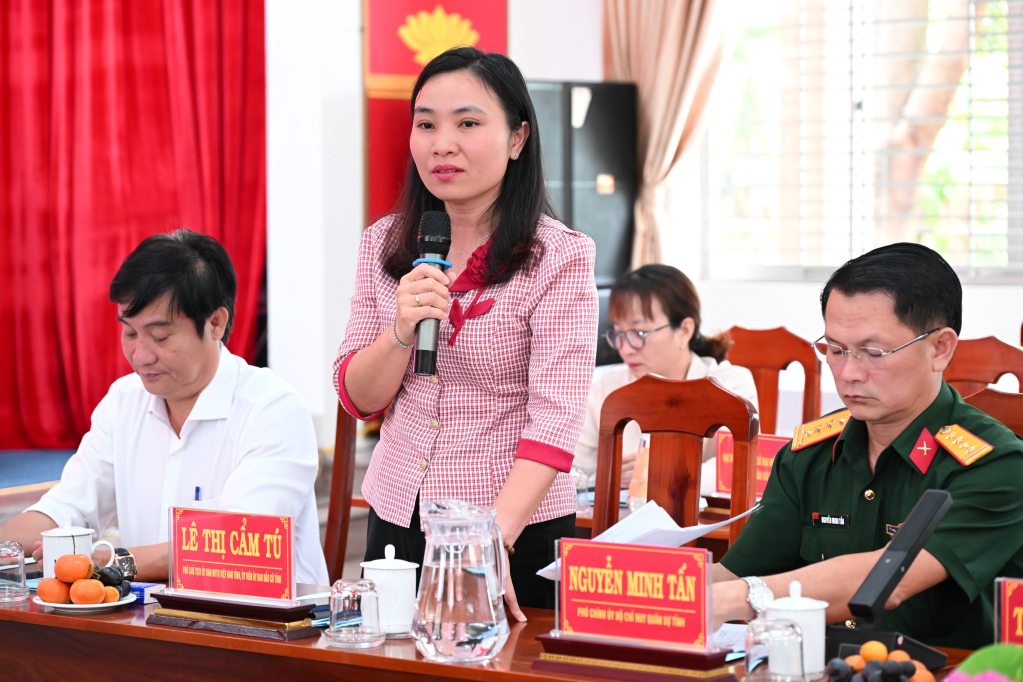 Phó Chủ tịch Ủy ban MTTQ Việt Nam tỉnh Lê Thị Cẩm Tú đóng góp ý kiến cho công tác chuẩn bị bầu cử tại phường Khánh Hậu