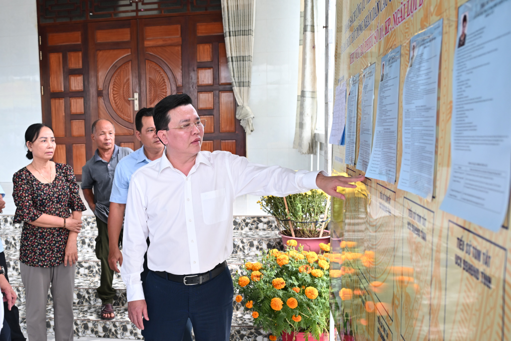 Phó Bí thư Tỉnh ủy, Chủ tịch Ủy ban MTTQ Việt Nam tỉnh Nguyễn Thanh Hải khảo sát một số khu vực bầu cử tại phường Khánh Hậu