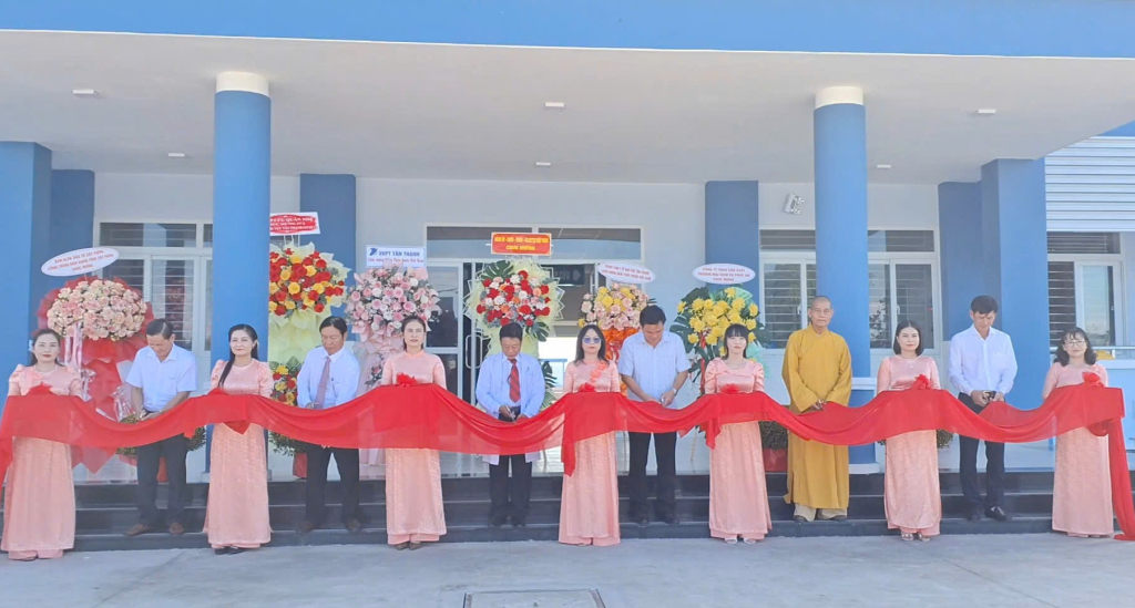 Đại biểu cắt băng khánh thành 