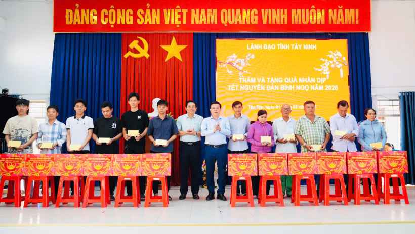 Ph&oacute; B&iacute; thư Tỉnh ủy Nguyễn Thanh Hải tặng qu&agrave; tết tại x&atilde; T&acirc;n Tập