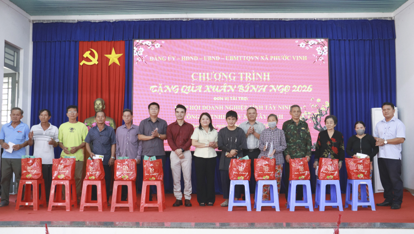 Trao tặng 100 phần qu&agrave; tết cho gia đ&igrave;nh ch&iacute;nh s&aacute;ch, hộ kh&oacute; khăn tại x&atilde; Phước Vinh