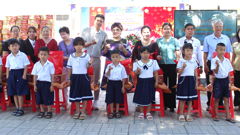 NSND Lệ Thủy c&ugrave;ng diễn vi&ecirc;n Tr&iacute; Quang mang tết ấm đến học sinh phường Long Hoa