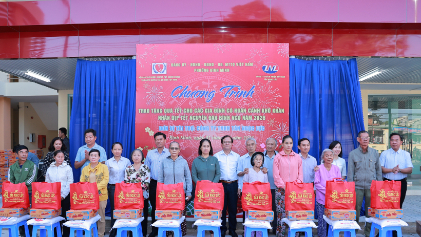 Trao tặng 150 phần qu&agrave; cho c&aacute;c hộ kh&oacute; khăn tại phường B&igrave;nh Minh