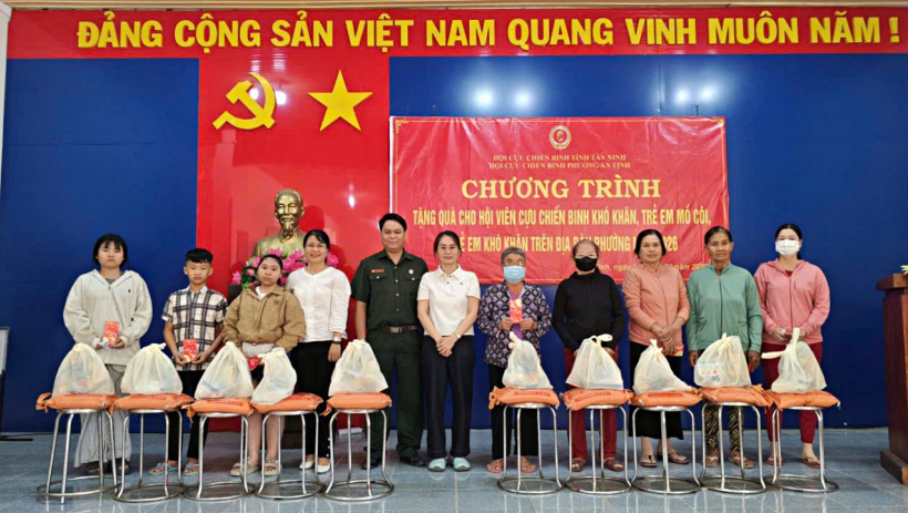 Tặng qu&agrave; cho hội vi&ecirc;n cựu chiến binh, người d&acirc;n c&oacute; ho&agrave;n cảnh kh&oacute; khăn phường An Tịnh
