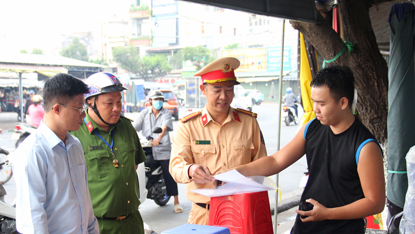 Tuy&ecirc;n truyền, vận động c&aacute;c hộ kinh doanh kh&ocirc;ng lấn chiếm l&ograve;ng, lề đường 