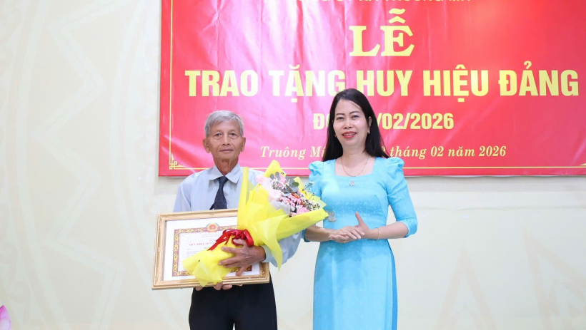 X&atilde; Tru&ocirc;ng M&iacute;t: Trao Huy hiệu Đảng cho 4 đảng vi&ecirc;n
