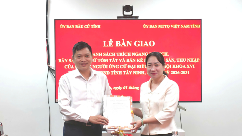 B&agrave;n giao hồ sơ người ứng cử đại biểu Quốc hội v&agrave; đại biểu HĐND tỉnh nhiệm kỳ 2026-2031