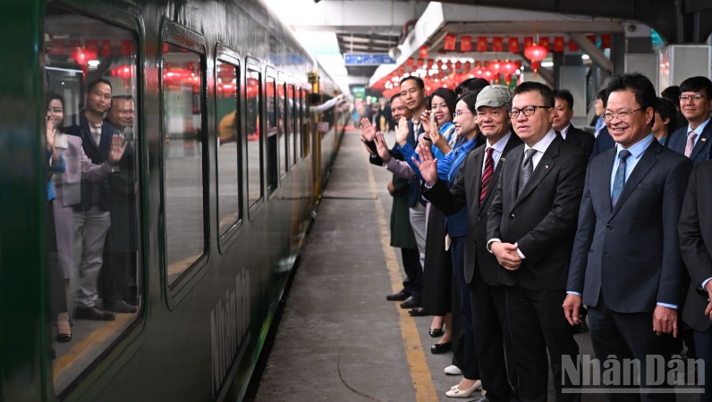 B&aacute;o Nh&acirc;n D&acirc;n ra mắt 'Chuyến t&agrave;u hạnh ph&uacute;c': H&agrave;nh tr&igrave;nh nh&acirc;n văn ch&agrave;o Xu&acirc;n mới