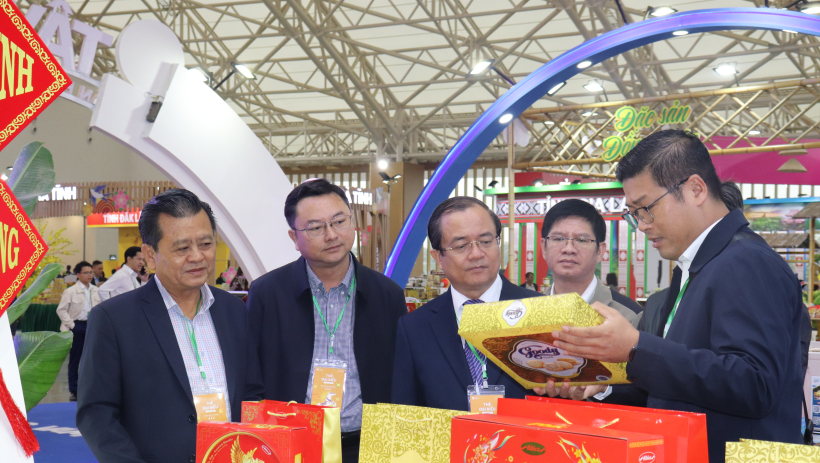 Ph&oacute; Chủ tịch UBND tỉnh Nguyễn Hồng Thanh tham quan khu trưng b&agrave;y gian h&agrave;ng tại Hội chợ M&ugrave;a Xu&acirc;n 2026