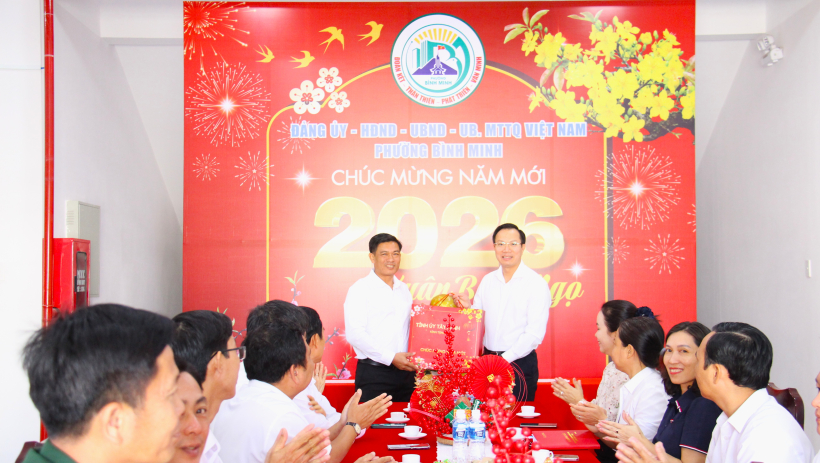 Ph&oacute; Chủ tịch UBND tỉnh Đo&agrave;n Trung Ki&ecirc;n thăm, ch&uacute;c tết phường B&igrave;nh Minh
