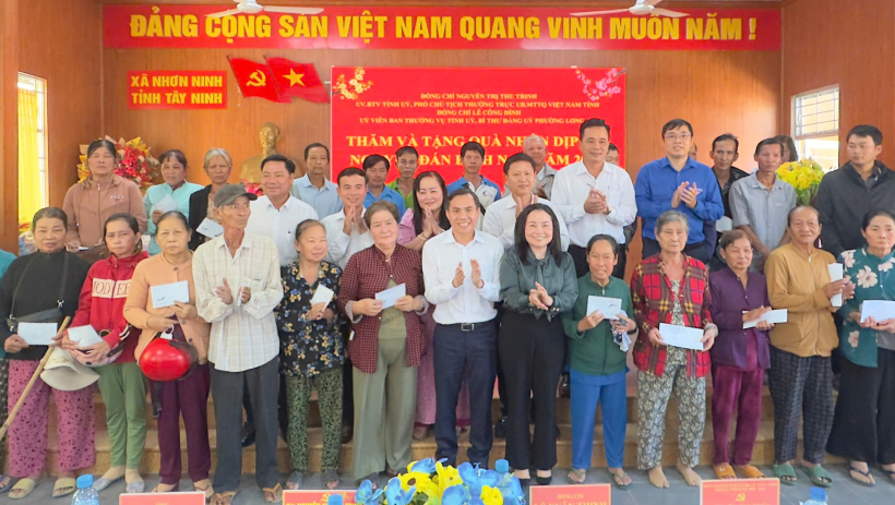 Tặng qu&agrave; tết c&aacute;c hộ kh&oacute; khăn tại hai x&atilde; Nhơn Ninh v&agrave; T&acirc;n Thạnh