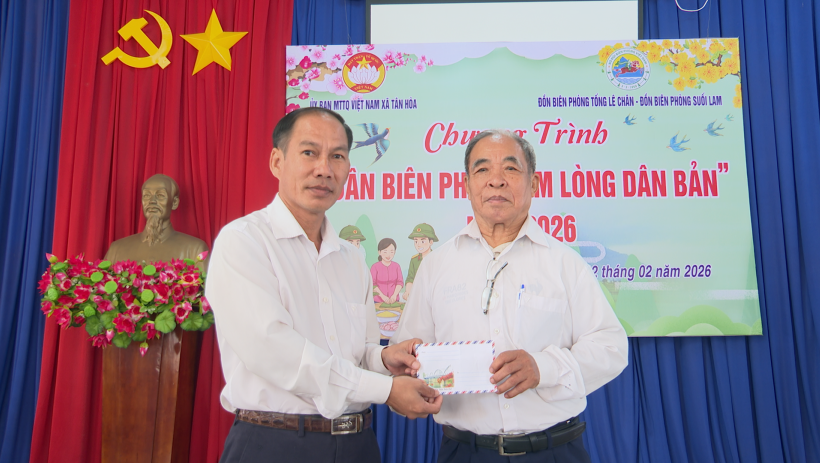 X&atilde; T&acirc;n H&ograve;a trao 30 phần qu&agrave; tết cho hộ kh&oacute; khăn v&agrave; gia đ&igrave;nh ch&iacute;nh s&aacute;ch