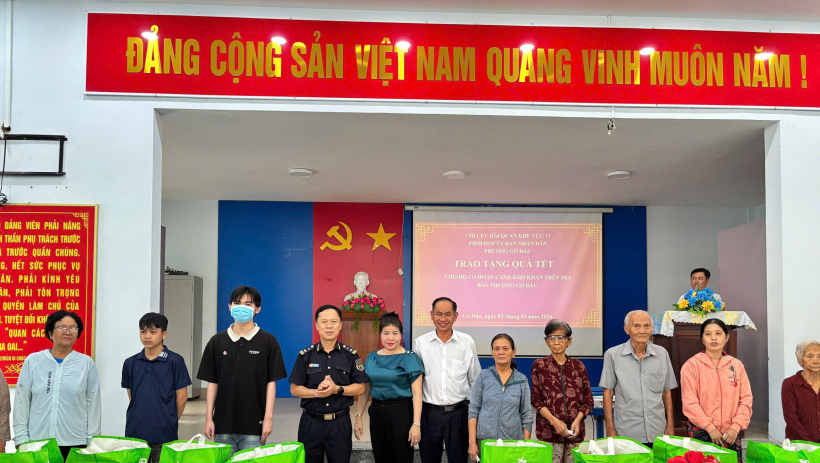 Chi cục Hải quan khu vực XVII tặng qu&agrave; tết tại phường G&ograve; Dầu