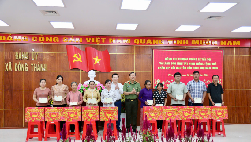 Thượng tướng L&ecirc; Tấn Tới thăm, tặng qu&agrave; tại T&acirc;y Ninh 