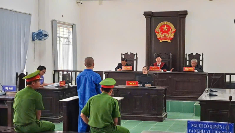 Cặp đ&ocirc;i giật điện thoại của người khuyết tật nhận 9 năm t&ugrave;