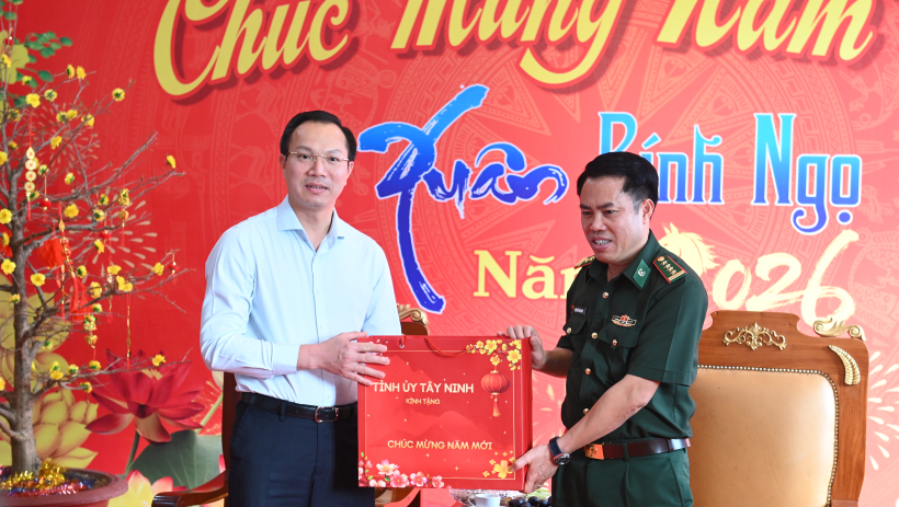 Ph&oacute; Chủ tịch UBND tỉnh Đo&agrave;n Trung Ki&ecirc;n: Thăm, tặng qu&agrave; tết Ban Chỉ huy Bộ đội Bi&ecirc;n ph&ograve;ng tỉnh T&acirc;y Ninh