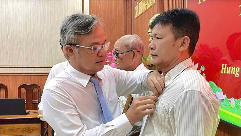 X&atilde; Hưng Điền trao Huy hiệu Đảng đợt 03/02