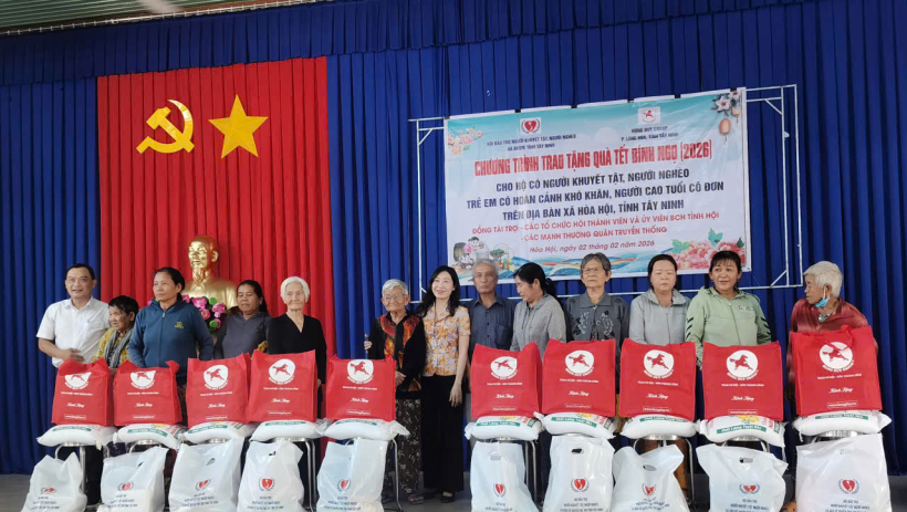 Tặng qu&agrave; tết cho c&aacute;c hộ kh&oacute; khăn tại x&atilde; H&ograve;a Hội