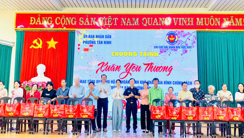 Phường T&acirc;n Ninh tặng 200 phần qu&agrave; tết cho gia đ&igrave;nh ch&iacute;nh s&aacute;ch, hộ c&oacute; ho&agrave;n cảnh kh&oacute; khăn