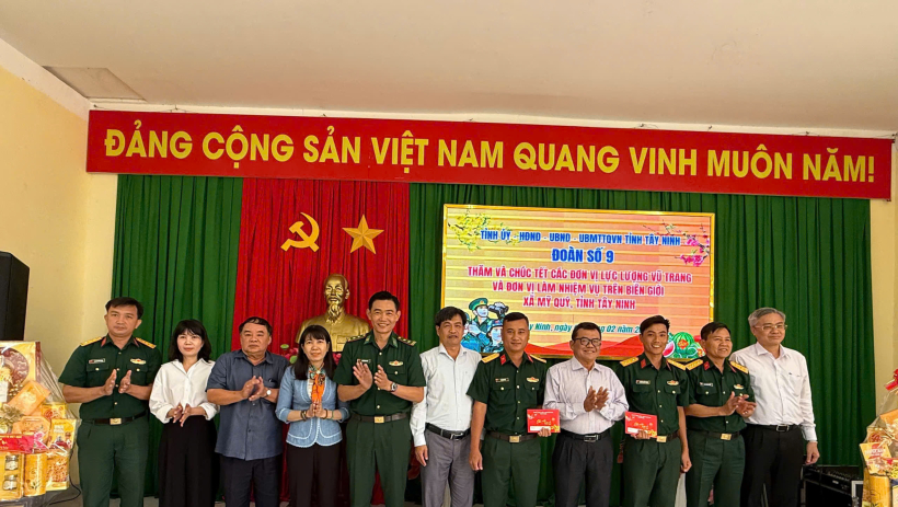 Đo&agrave;n c&ocirc;ng t&aacute;c tỉnh thăm, ch&uacute;c tết c&aacute;c đơn vị lực lượng vũ trang l&agrave;m nhiệm vụ tr&ecirc;n tuyến bi&ecirc;n giới x&atilde; Mỹ Qu&yacute;