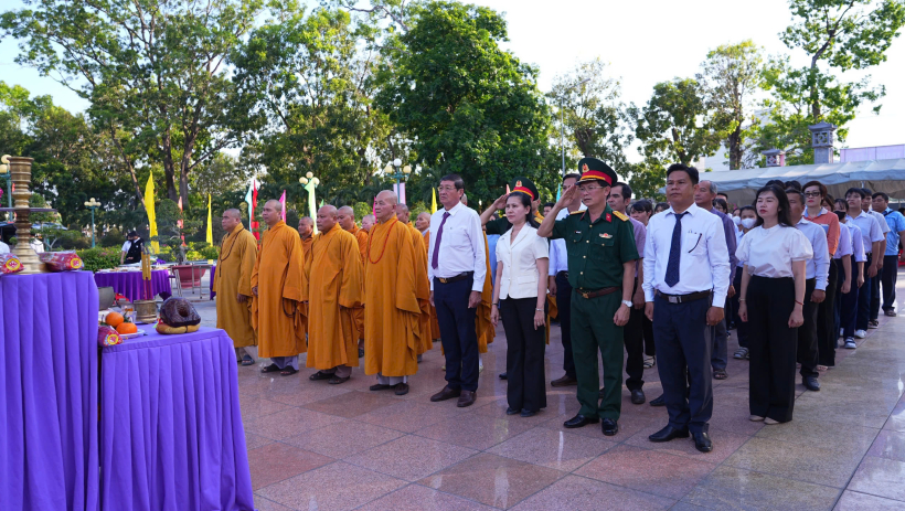 Tổ chức Lễ tưởng niệm c&aacute;c anh h&ugrave;ng liệt sĩ tại Nghĩa trang liệt sĩ Tr&agrave; V&otilde;