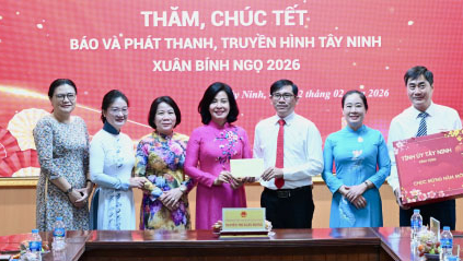 Trưởng ban Tuy&ecirc;n gi&aacute;o v&agrave; D&acirc;n vận Tỉnh ủy ch&uacute;c tết c&aacute;c cơ quan, đơn vị