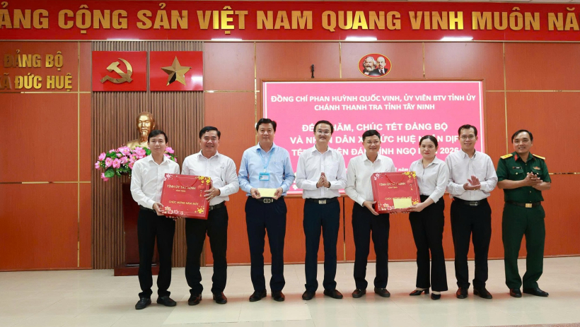 Ch&aacute;nh Thanh tra tỉnh thăm, ch&uacute;c tết tại x&atilde; Đức Huệ