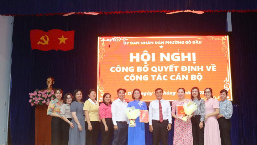 Phường G&ograve; Dầu c&ocirc;ng bố v&agrave; trao quyết định về c&ocirc;ng t&aacute;c c&aacute;n bộ