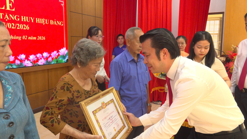X&atilde; Hậu Nghĩa trao tặng, truy tặng Huy hiệu Đảng đợt 03/02