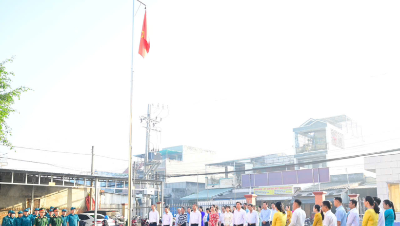 Lương H&ograve;a lắng nghe chuyện kể về B&aacute;c, nghĩ đến tr&aacute;ch nhiệm của đảng vi&ecirc;n