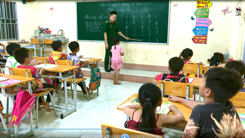 Khi người l&iacute;nh bi&ecirc;n ph&ograve;ng đứng tr&ecirc;n bục giảng