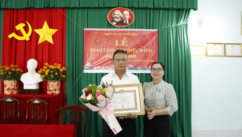 Đảng ủy x&atilde; Vĩnh C&ocirc;ng trao Huy hiệu 40 năm tuổi Đảng 