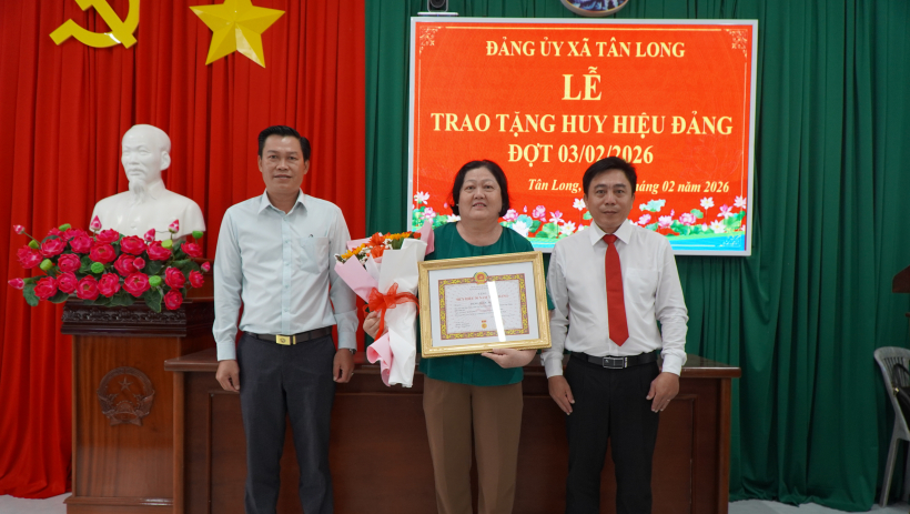 X&atilde; T&acirc;n Long: Trao tặng Huy hiệu 30 năm tuổi Đảng