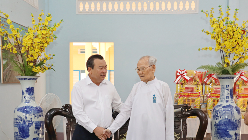 Ph&oacute; B&iacute; thư Tỉnh ủy Phạm H&ugrave;ng Th&aacute;i thăm, ch&uacute;c tết Ban Đại diện Hội th&aacute;nh Cao Đ&agrave;i T&ograve;a th&aacute;nh T&acirc;y Ninh