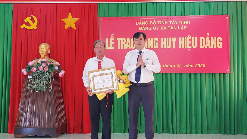 Đảng ủy x&atilde; T&acirc;n Lập trao Huy hiệu 45 năm tuổi Đảng