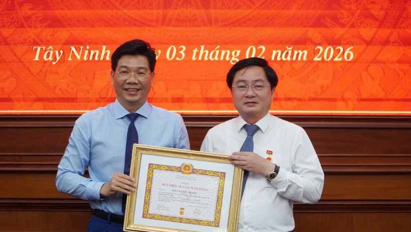 B&iacute; thư Tỉnh ủy Nguyễn Văn Quyết nhận Huy hiệu 30 năm tuổi Đảng