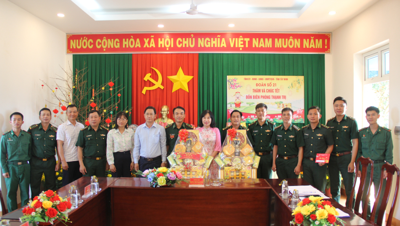 Ph&oacute; Chủ tịch HĐND tỉnh Đặng Thị Ngọc Mai thăm, ch&uacute;c tết lực lượng vũ trang tr&ecirc;n địa b&agrave;n x&atilde; B&igrave;nh Hiệp