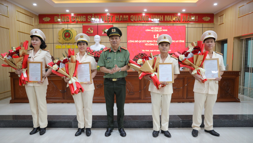 C&ocirc;ng bố quyết định của Gi&aacute;m đốc C&ocirc;ng an tỉnh về điều động c&aacute;n bộ