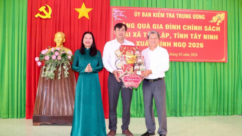 Đo&agrave;n c&ocirc;ng t&aacute;c Ủy ban Kiểm tra Trung ương thăm, ch&uacute;c tết Đảng ủy v&agrave; người d&acirc;n x&atilde; T&acirc;n Lập