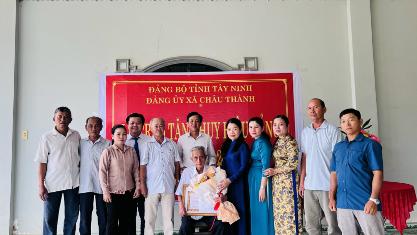 X&atilde; Ch&acirc;u Th&agrave;nh trao tặng Huy hiệu 40 năm tuổi Đảng