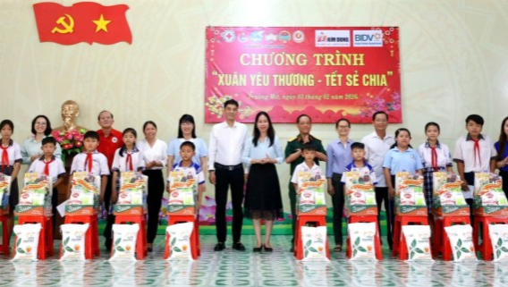 X&atilde; Tru&ocirc;ng M&iacute;t tặng qu&agrave; tết cho gia đ&igrave;nh ch&iacute;nh s&aacute;ch v&agrave; người bị tai nạn giao th&ocirc;ng